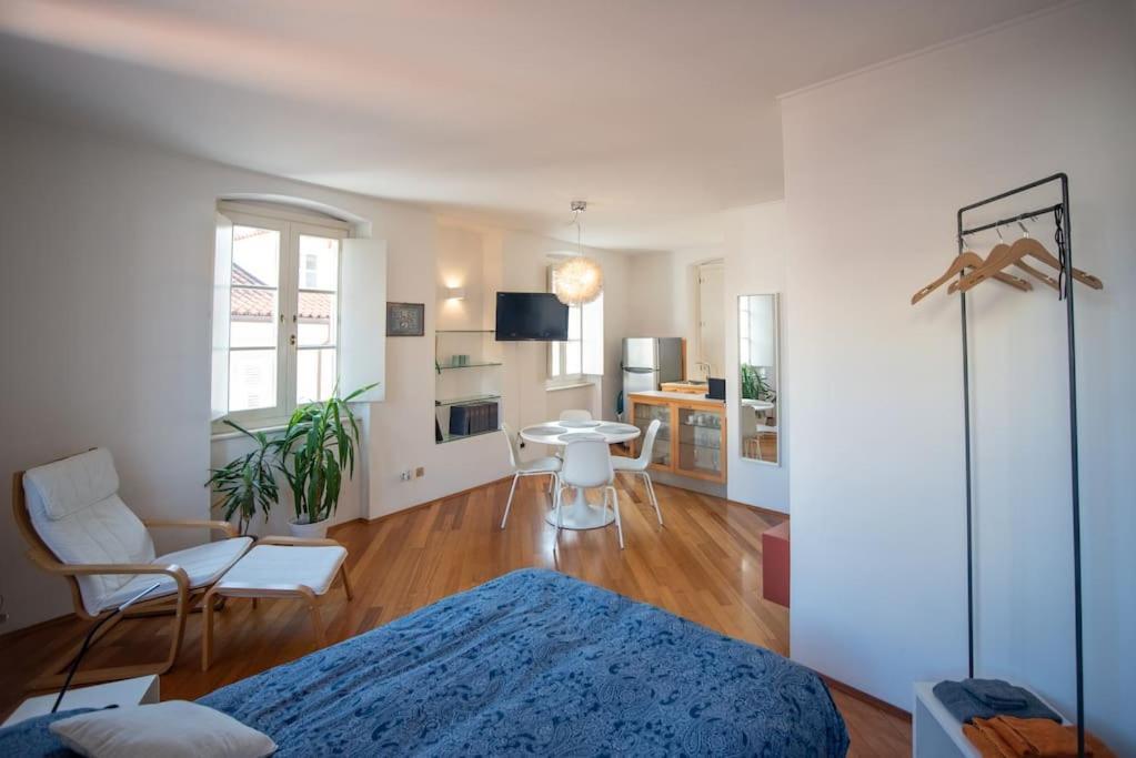 Torretta10 - Studio Apartment Triëst Buitenkant foto